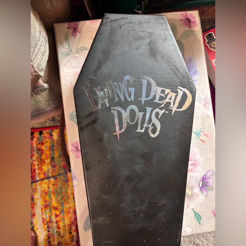 Living Dead Dolls "Hush" - Picture 4 of 4